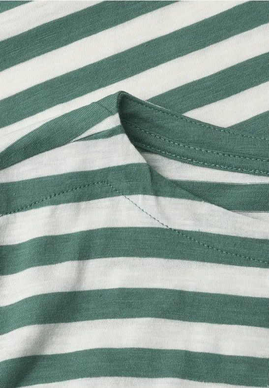 Nahaufnahme eines grün-weiß gestreiften T-Shirts mit Falten