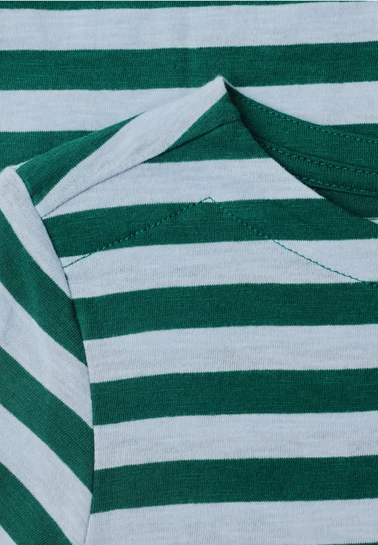 Close-up van een groen-wit gestreept T-shirt met zichtbare schoudernaden en geplooide hals.