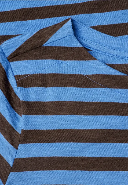Nahaufnahme eines blau-schwarz gestreiften T-Shirts mit leichter Stofffalte.