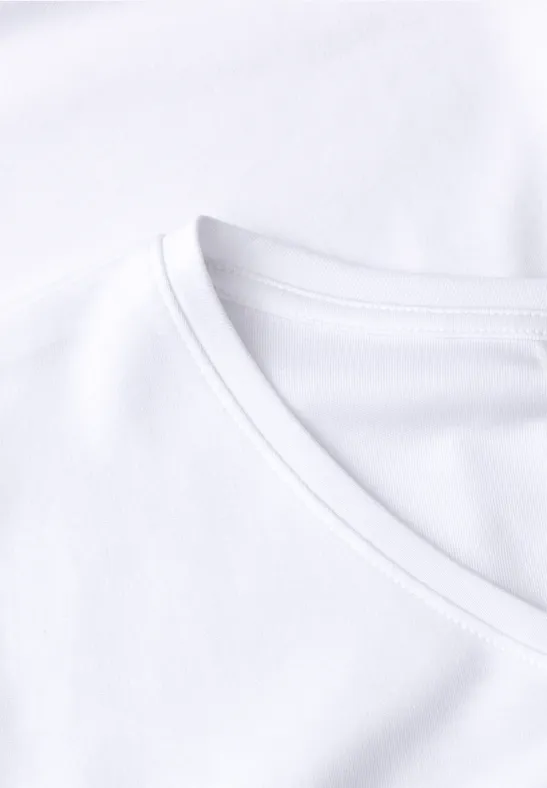 Nahaufnahme eines weißen T-Shirts mit Rundhalsausschnitt.