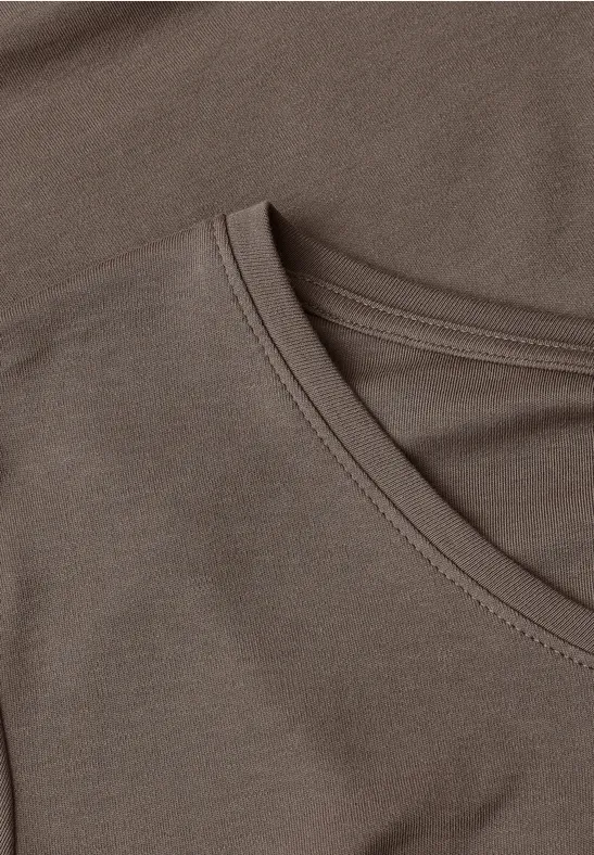 Nahaufnahme zweier brauner Baumwoll-T-Shirts mit Rundhalsausschnitt.