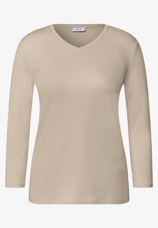 Beiges Langarmshirt mit V-Ausschnitt.