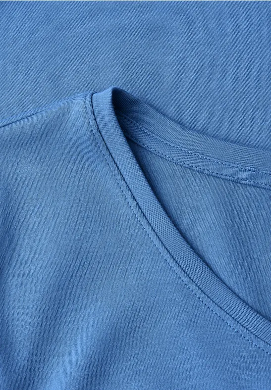 Helles blaues T-Shirt mit Rundhalsausschnitt aus weichem Stoff
