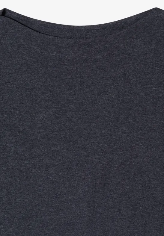 Een eenvoudig, effen donkergrijs T-shirt zonder opdruk.