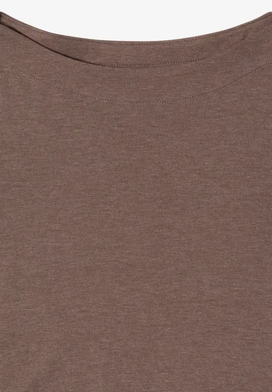 Een effen bruin T-shirt met ronde hals.