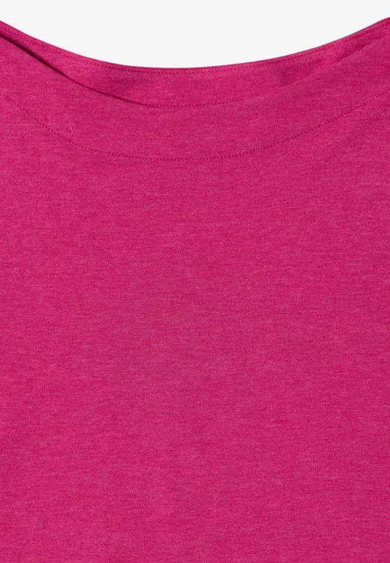 Ein schlichtes, einfarbiges fuchsia-pinkes T-Shirt ohne Muster.