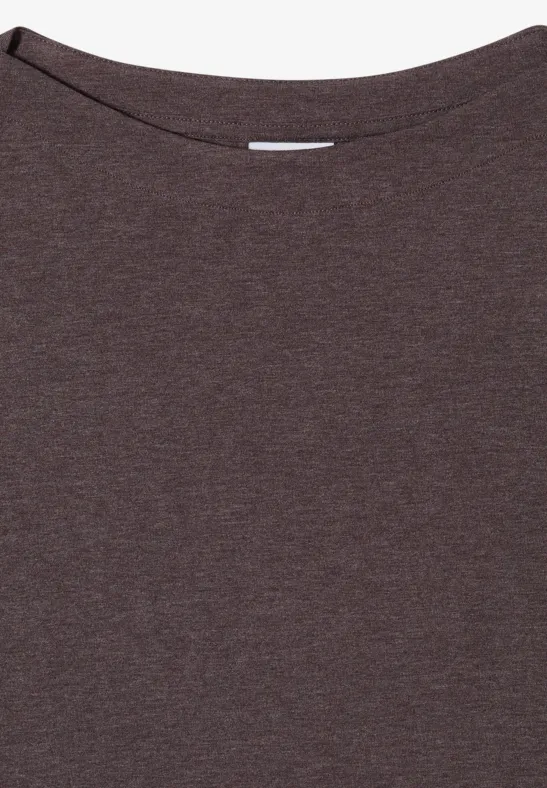 Schlichtes dunkelbraunes T-Shirt, flach auf weißem Hintergrund präsentiert.