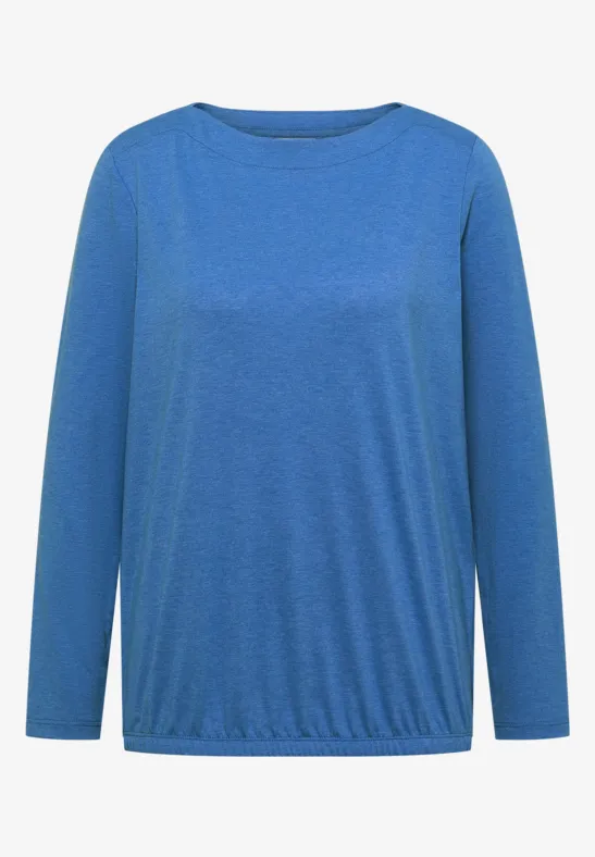 Ein einfaches blaues Langarmshirt mit Rundhalsausschnitt.
