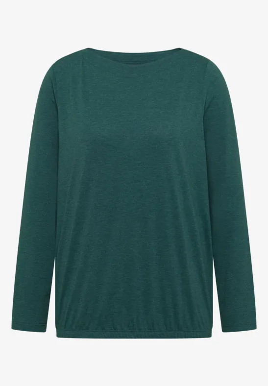Grünes, langärmliges Damen-Shirt mit weitem Rundhalsausschnitt.