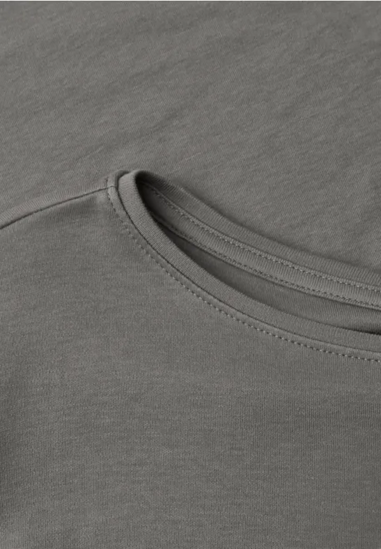 Nahaufnahme eines grauen T-Shirts mit Rundhalsausschnitt und feiner Nahtstruktur.