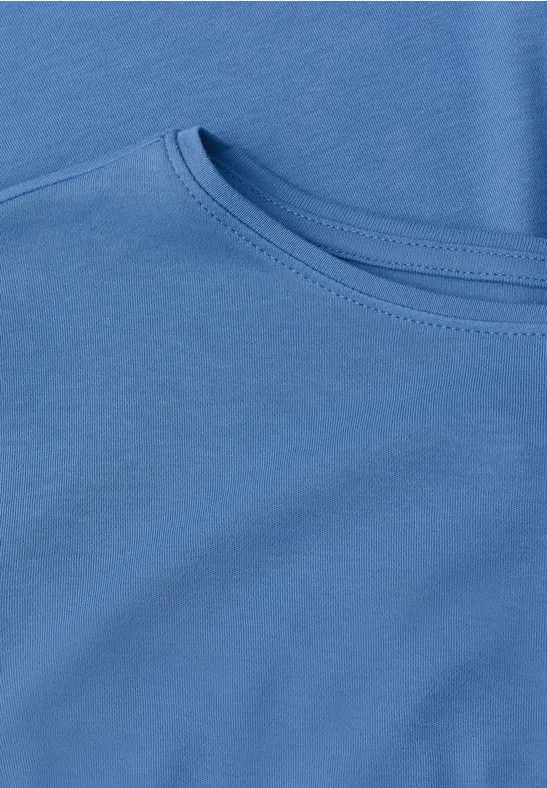 Blaue T-Shirt-Front mit Rundhals und glattem Stoff