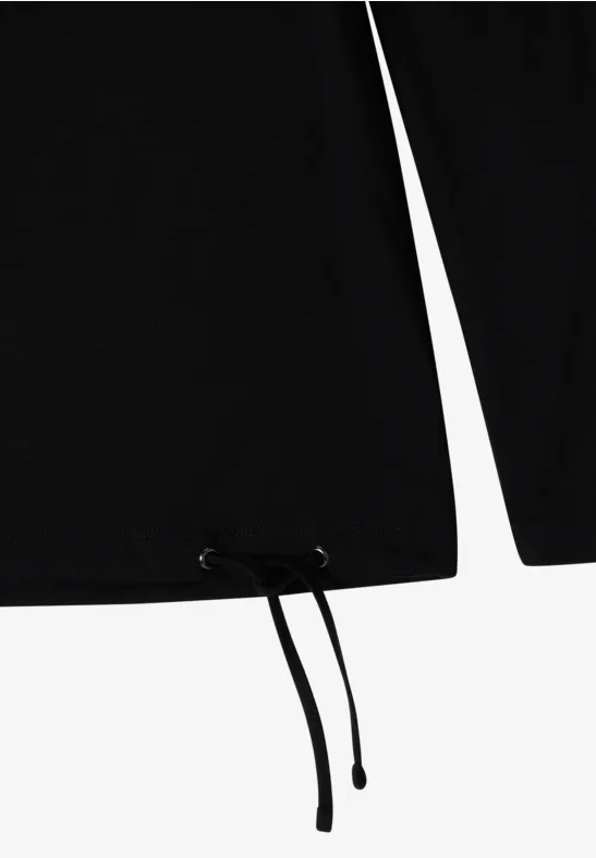 T-shirt noir à manches longues avec ourlet ajustable et cordons noirs.