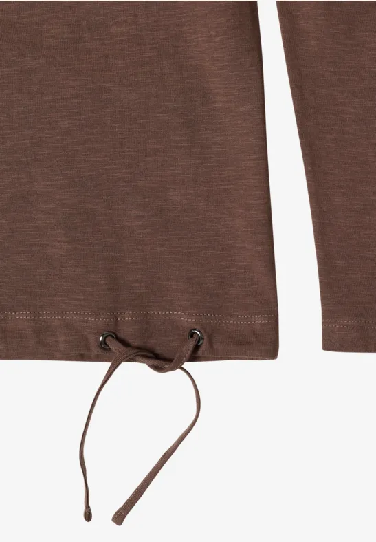 T-shirt à manches longues marron avec cordon de serrage au bas.