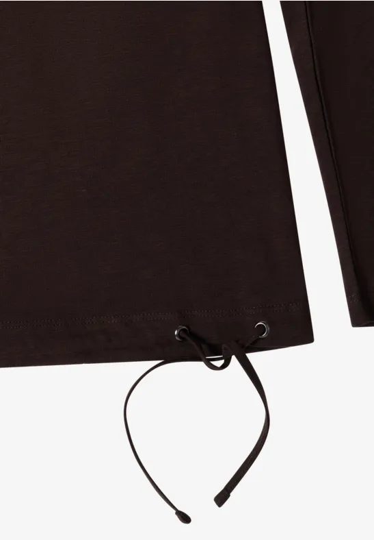 Braunes Langarmshirt mit verstellbarem Kordelzug am unteren Saum.