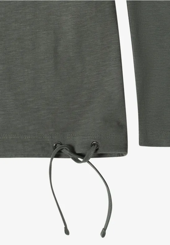 T-shirt à manches longues vert foncé avec cordon de serrage ajustable en bas.