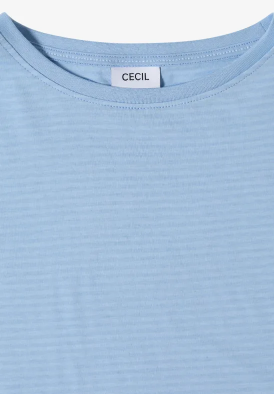 T-shirt bleu clair à manches courtes et col rond, étiquette CECIL cousue à l'encolure.