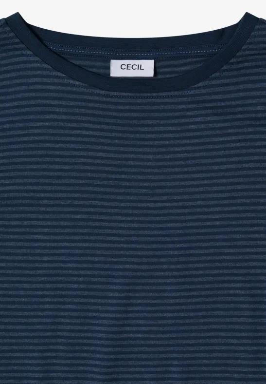 Ein navyblaues, feinstrukturiertes Streifenshirt mit Rundhalsausschnitt