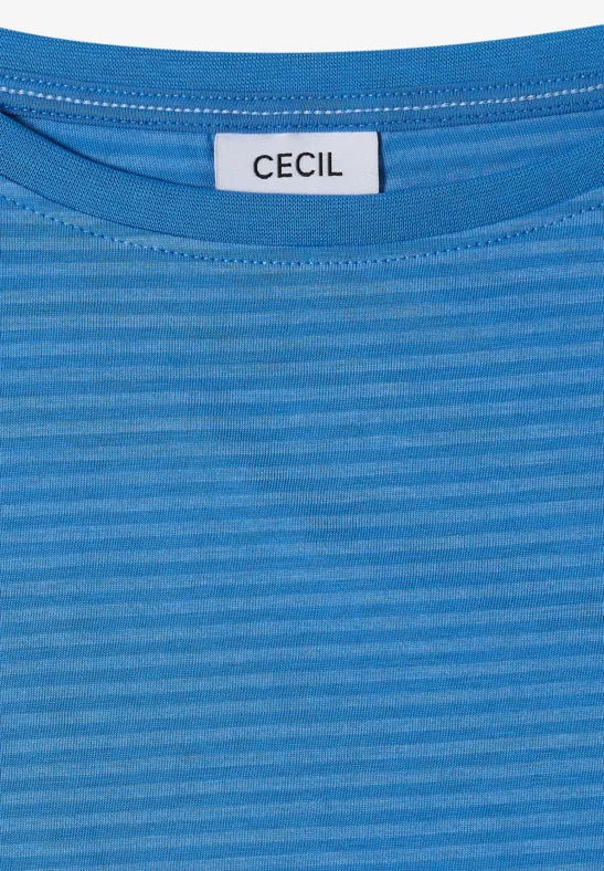 Ein blau gestreiftes T-Shirt mit Rundhalsausschnitt und 'CECIL'-Etikett an der Innenseite des Kragens.