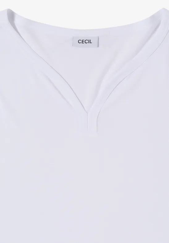 Weißes T-Shirt mit kurzem V-Ausschnitt und dezentem Markenlabel im Kragen.
