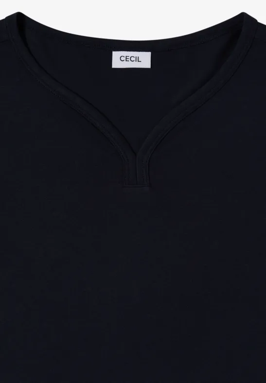 Schwarzes T-Shirt mit V-Ausschnitt und Label am Kragen.
