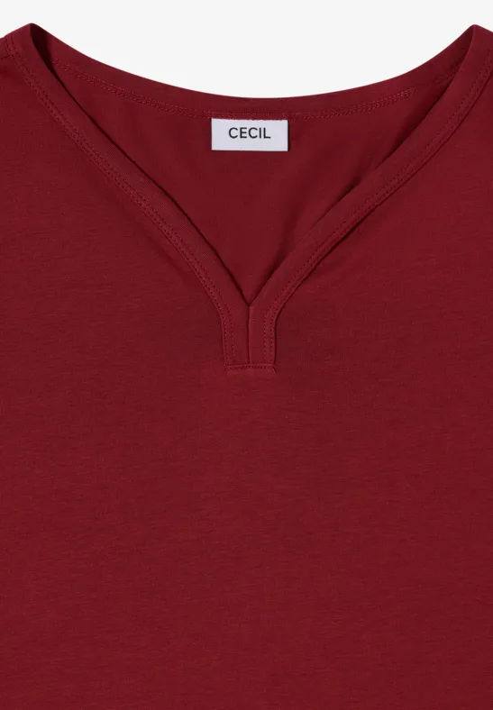 Ein weinrotes T-Shirt mit V-Ausschnitt und CECIL-Label.