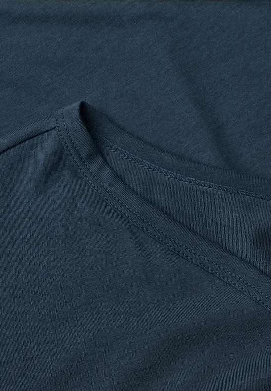 Dunkelblaues T-Shirt mit Rundhalsausschnitt und sichtbarer Naht, schlicht und einfarbig.