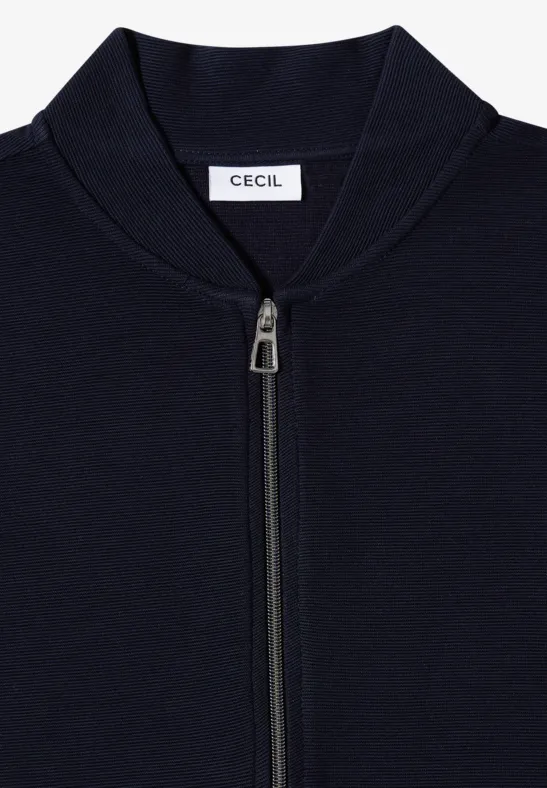 Dunkelblauer Reißverschluss-Pullover mit Stehkragen und CECIL-Label.