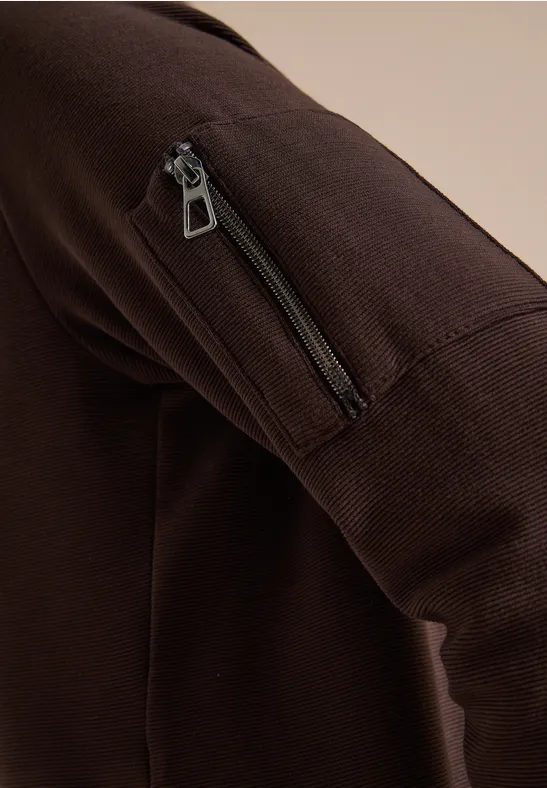 Dunkelbrauner Ärmel mit Reißverschluss-Tasche am Oberarm