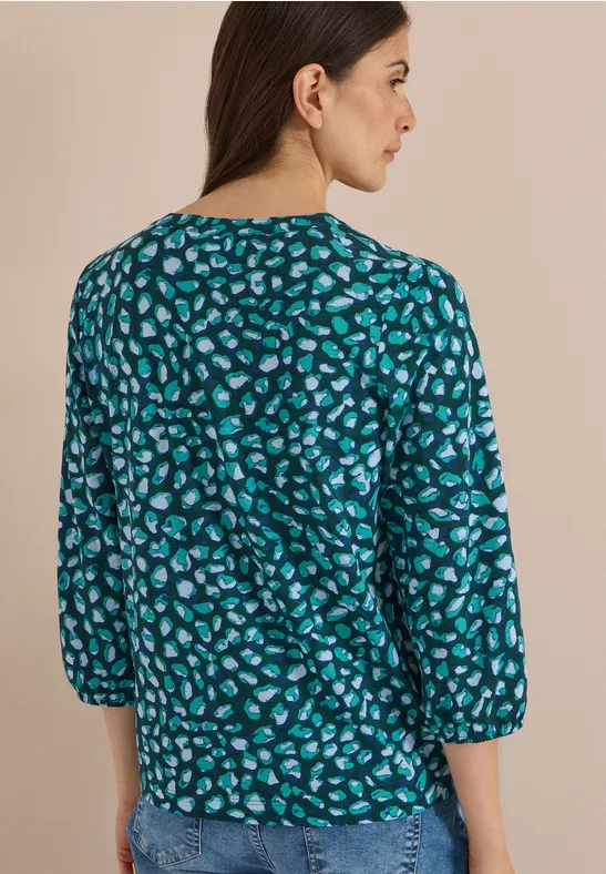 Femme vue de dos en haut émeraude à motif abstrait de taches avec manches 3/4