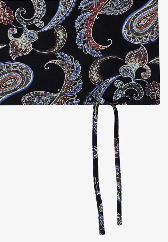 Schwarzer Stoff mit buntem Paisley-Print und Bindebändern