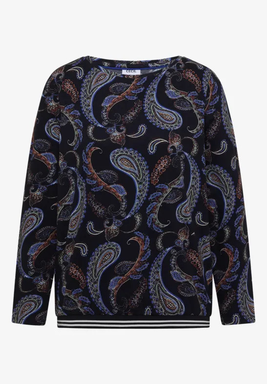 Damenbluse mit Rundhalsausschnitt, langen Ärmeln und buntem Paisley-Muster in Blau und Orange auf dunklem Grund.