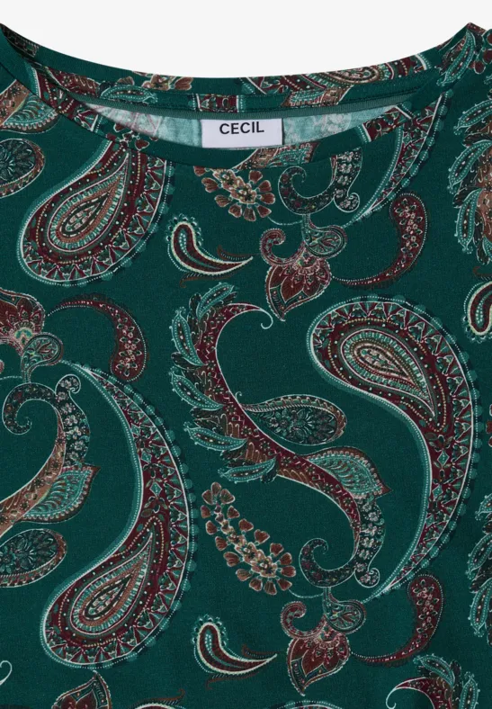 Grünes CECIL-Shirt mit Paisley-Muster und weitem Halsausschnitt.