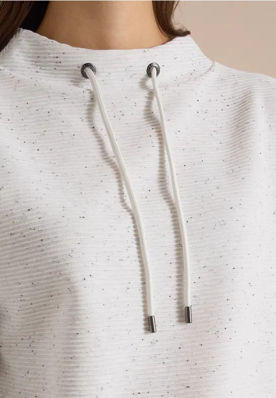 Gepunktetes weißes Kapuzensweatshirt mit Kordelzug und silbernen Ösen, Nahaufnahme