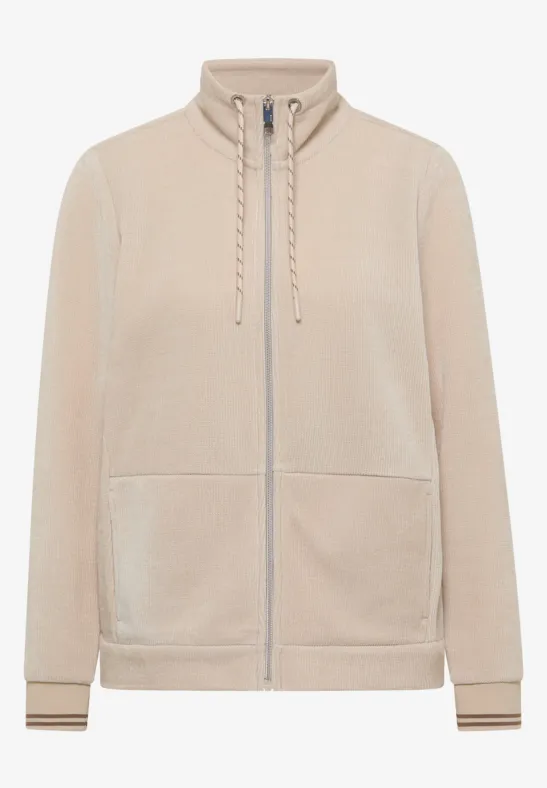 Beige Sweatjacke mit Stehkragen, Reißverschluss, Kordelzug und aufgesetzten Taschen.