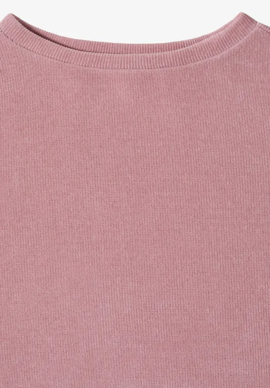 Rosa, schlichtes Strickoberteil mit Rundhalsausschnitt, flach liegend abgebildet.