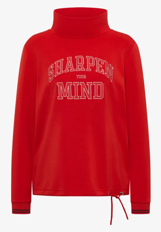 Roter Rollkragenpullover mit weißem 'SHARPEN MIND'-Schriftzug und Kordelzug am Saum.