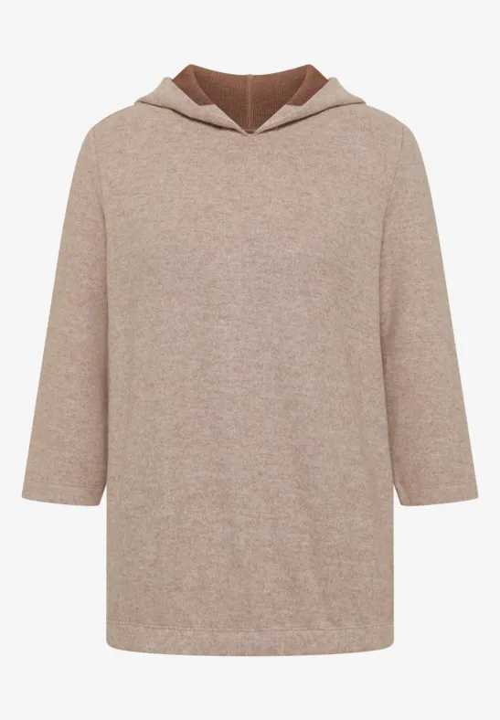 Beiger Pullover mit Kapuze und 3/4-Ärmeln.