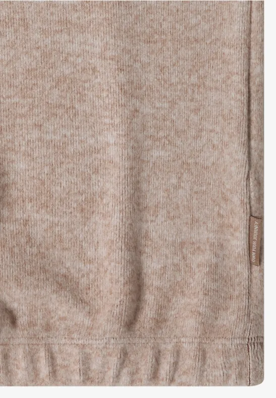 Beiger Strickpullover mit feinem Rippbund und seitlichem Logo-Label.