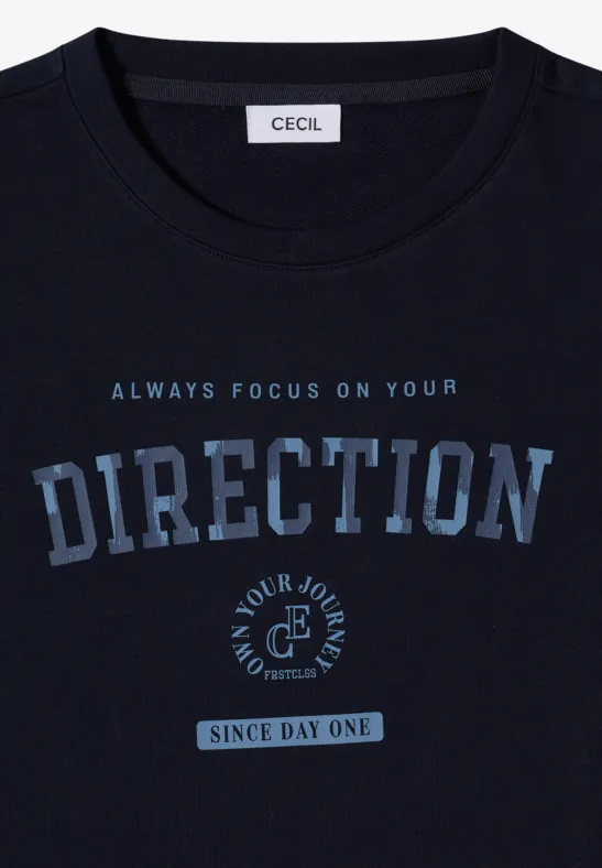 Dunkelblaues T-Shirt mit Aufdruck 'Always Focus On Your Direction', Anker-Symbol und 'Since Day One'.