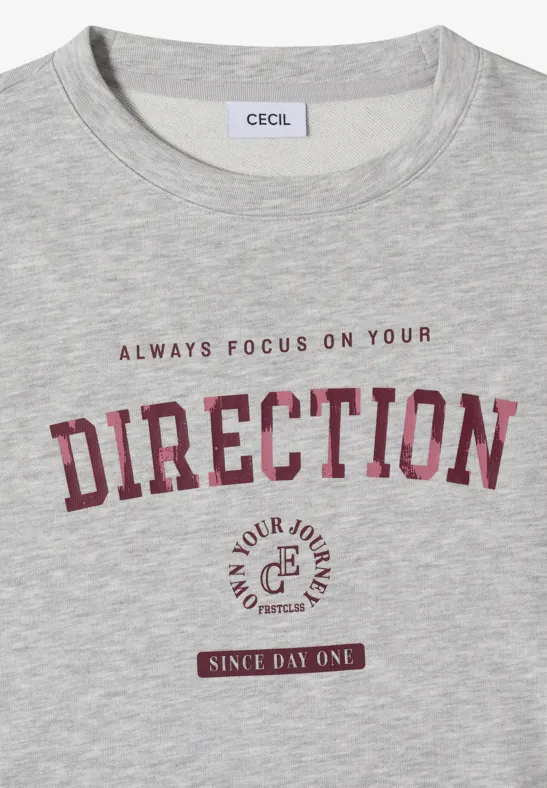 Graues Tanktop mit dem Aufdruck 'Always focus on your direction' und Emblem 'Your journey since day one'.