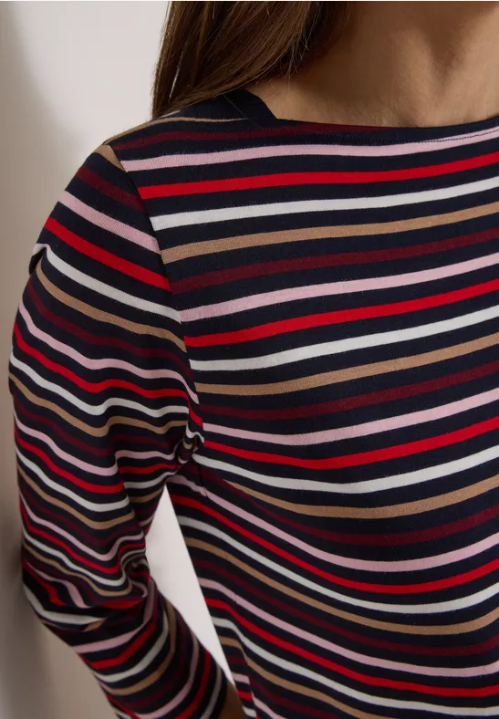 Torse couvert d'un t-shirt à manches longues à rayures horizontales multicolores.