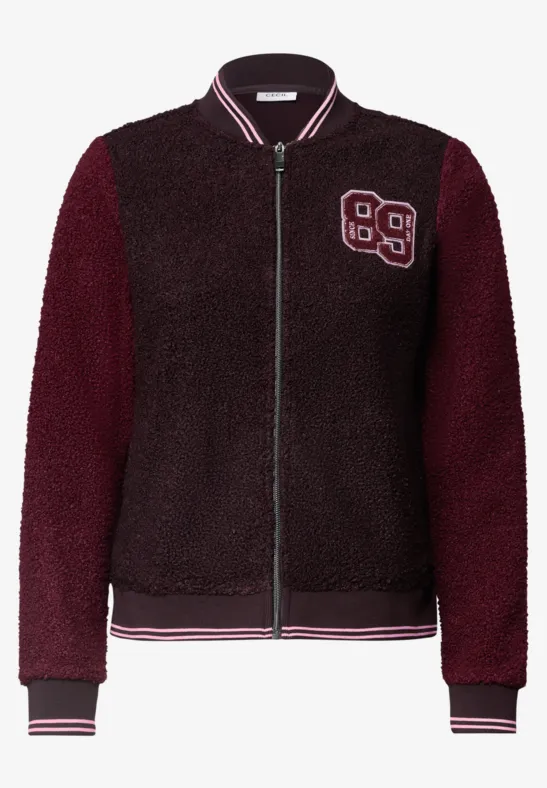 Bordeaux teddyvest met ritssluiting, lange mouwen en '89'-logo op de borst.