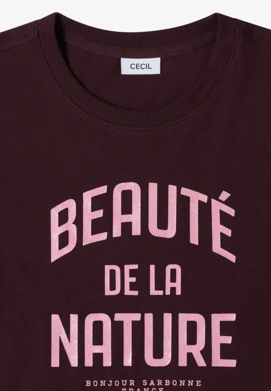 T-shirt bordeaux à col rond avec l'inscription rose 'BEAUTÉ DE LA NATURE'.