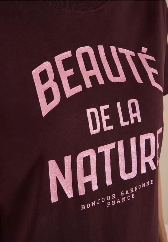 Un T-shirt rouge foncé avec l'inscription rose 'Beauté de la Nature' et 'Bonjour Sarronne France'.