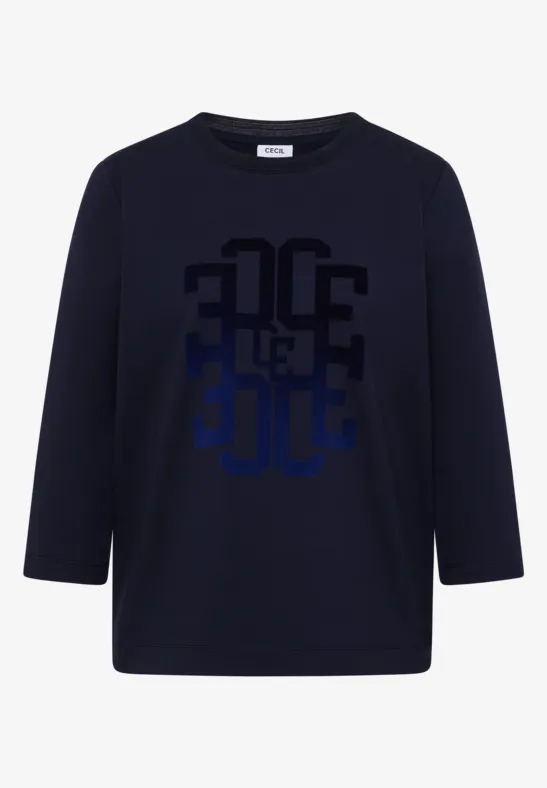 Dunkelblaues Langarmshirt mit Rundhalsausschnitt und mittigem abstraktem Code-Print in verschiedenen Blautönen.