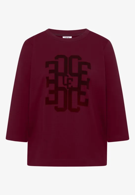 Dunkelrotes Langarmshirt mit schwarzem geometrischem Print auf der Vorderseite.