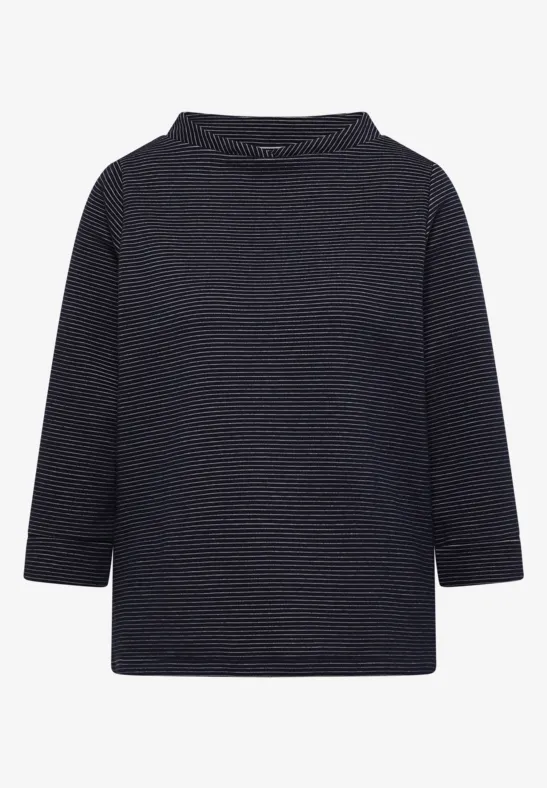 Ein schlichtes, dunkelblaues Langarmshirt mit Boot-Ausschnitt und 3/4-Ärmeln.
