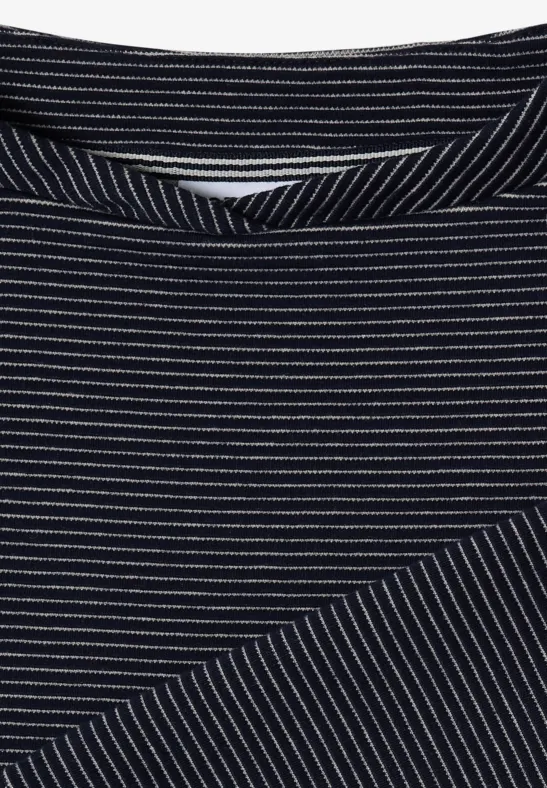 Nahaufnahme eines dunkelblauen Shirts mit dünnen weißen Querstreifen und Rundhalsausschnitt.