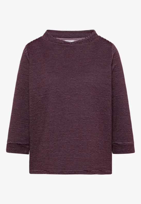 Ein schlichtes, langärmeliges T-Shirt in dunklem Aubergine mit Rundhalsausschnitt.