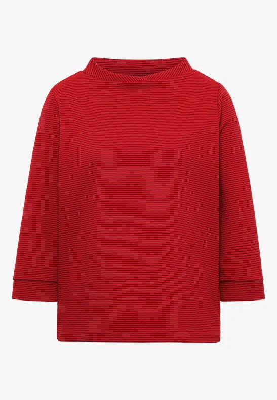 Ein schlichtes rotes Langarmshirt mit weitem Schnitt und Rundhalsausschnitt.